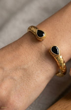 Spettacolare bracciale rigido in stile etrusco bizantino in oro su bronzo con terminali a goccia e onice nero sfaccettato