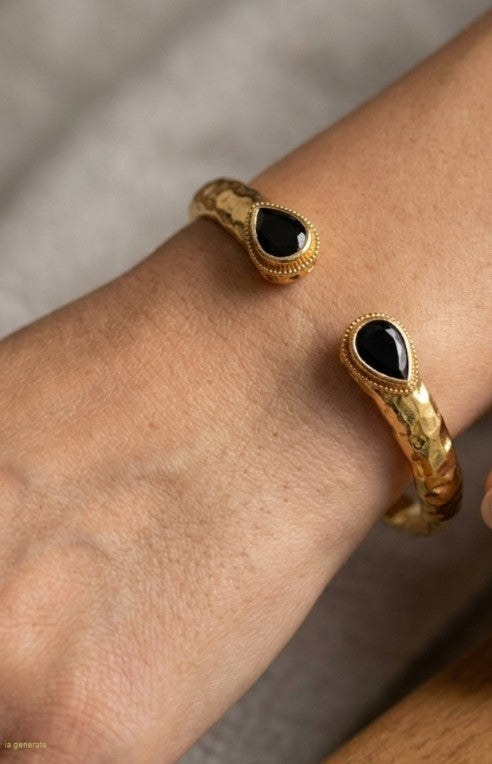 Spettacolare bracciale rigido in stile etrusco bizantino in oro su bronzo con terminali a goccia e onice nero sfaccettato