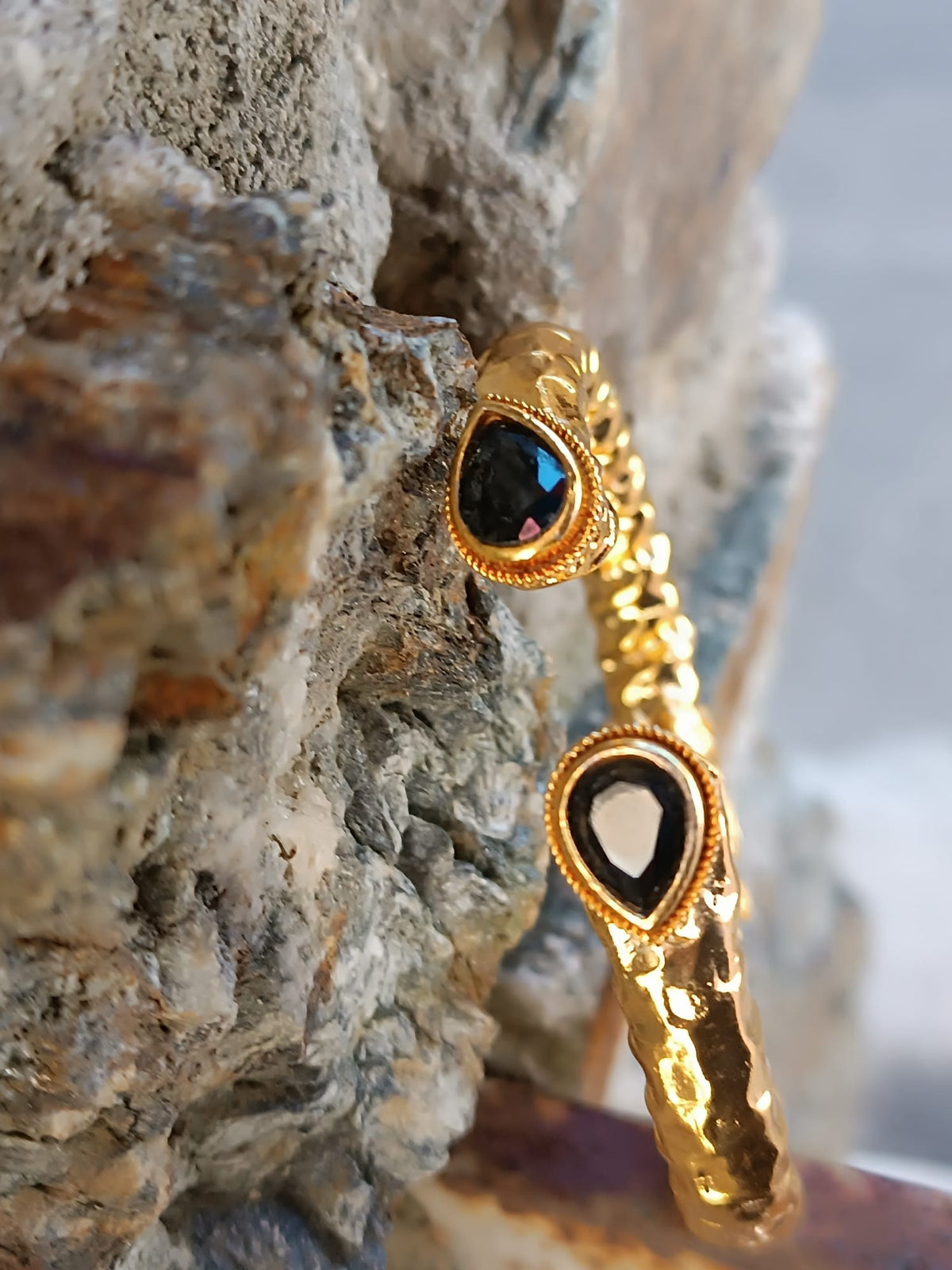 Spettacolare bracciale rigido in stile etrusco bizantino in oro su bronzo con terminali a goccia e onice nero sfaccettato