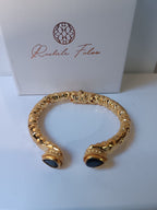 Spettacolare bracciale rigido in stile etrusco bizantino in oro su bronzo con terminali a goccia e onice nero sfaccettato