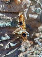 Spettacolare bracciale rigido in stile etrusco bizantino in oro su bronzo con terminali a goccia e onice nero sfaccettato