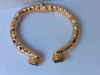 Spettacolare bracciale rigido in stile etrusco bizantino in oro su bronzo con terminali a goccia e onice nero sfaccettato