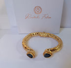 Spettacolare bracciale rigido in stile etrusco bizantino in oro su bronzo con terminali a goccia e onice nero sfaccettato