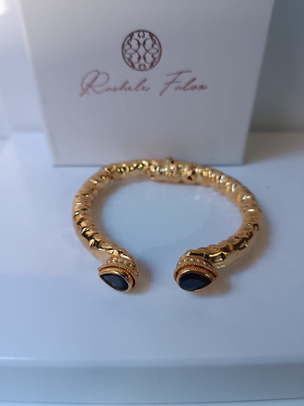 Spettacolare bracciale rigido in stile etrusco bizantino in oro su bronzo con terminali a goccia e onice nero sfaccettato
