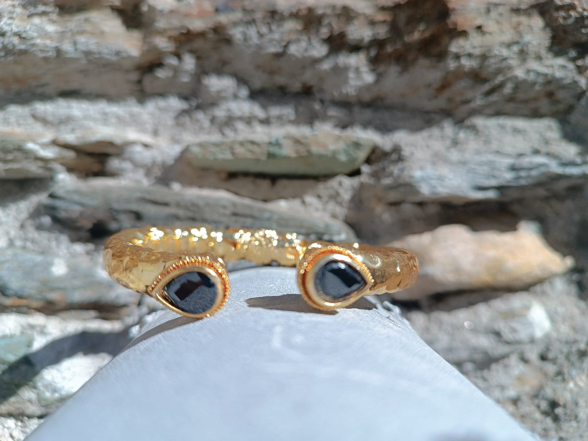 Spettacolare bracciale rigido in stile etrusco bizantino in oro su bronzo con terminali a goccia e onice nero sfaccettato