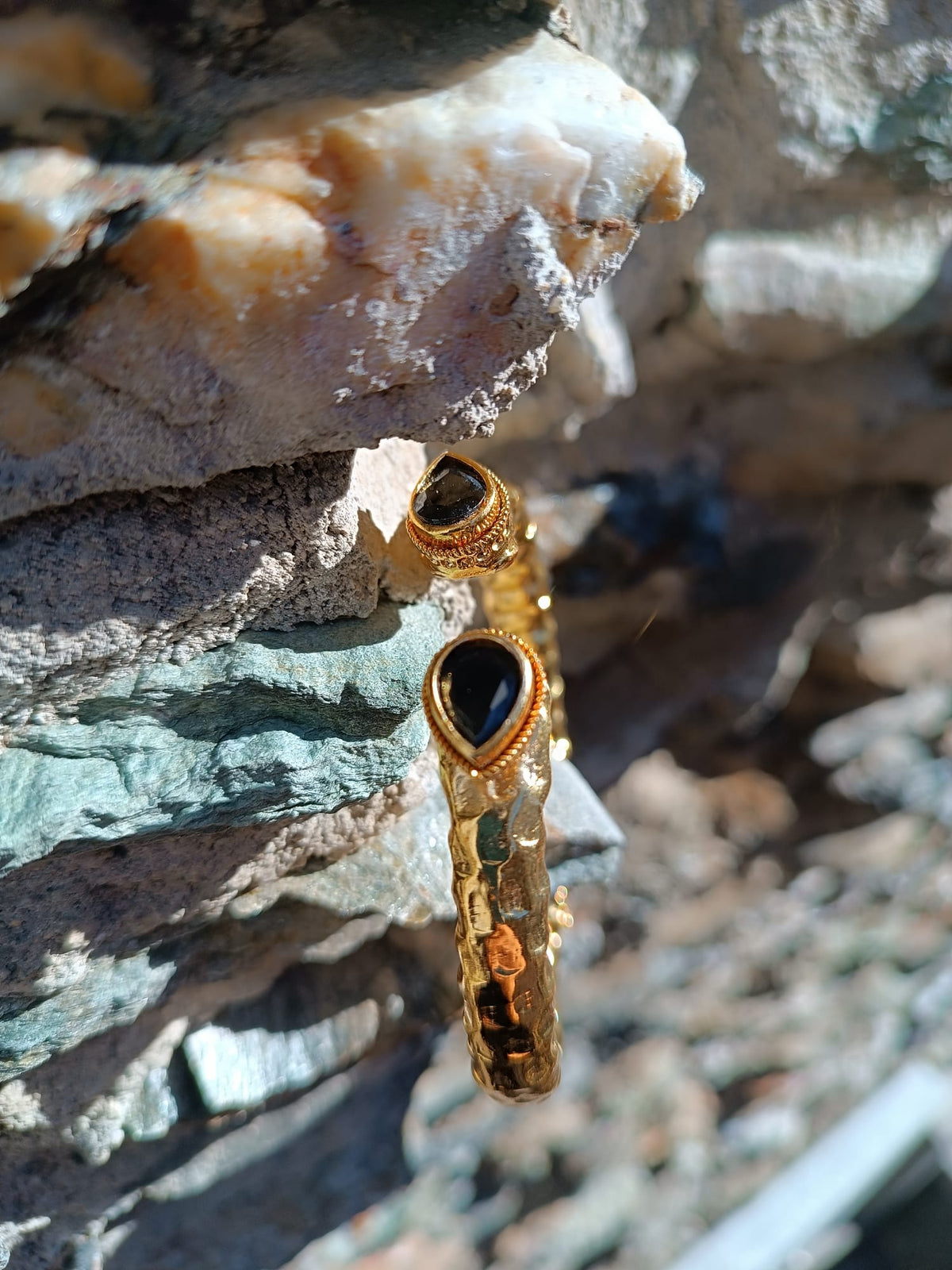 Spettacolare bracciale rigido in stile etrusco bizantino in oro su bronzo con terminali a goccia e onice nero sfaccettato