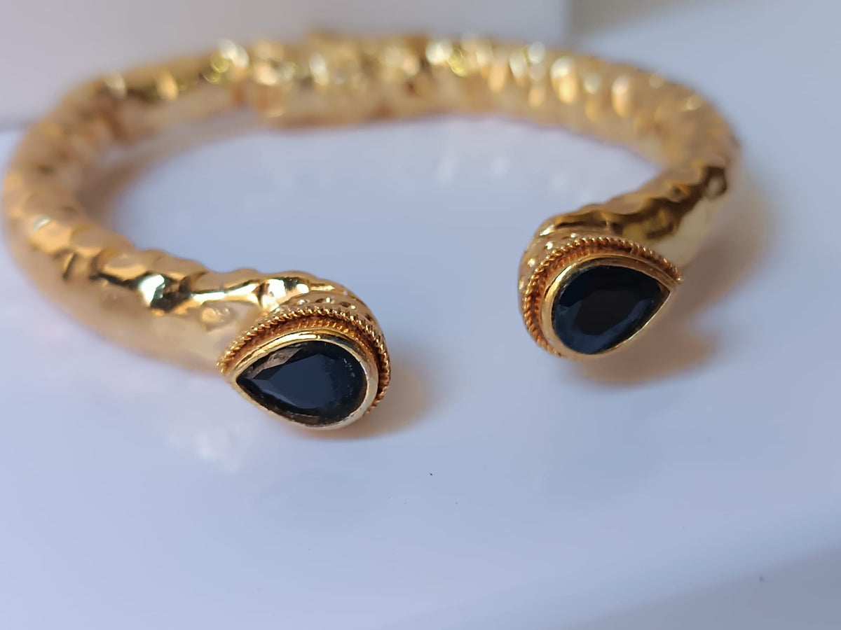Spettacolare bracciale rigido in stile etrusco bizantino in oro su bronzo con terminali a goccia e onice nero sfaccettato