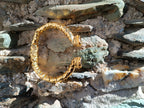 Spettacolare bracciale rigido in stile etrusco bizantino in oro su bronzo con terminali a goccia e onice nero sfaccettato