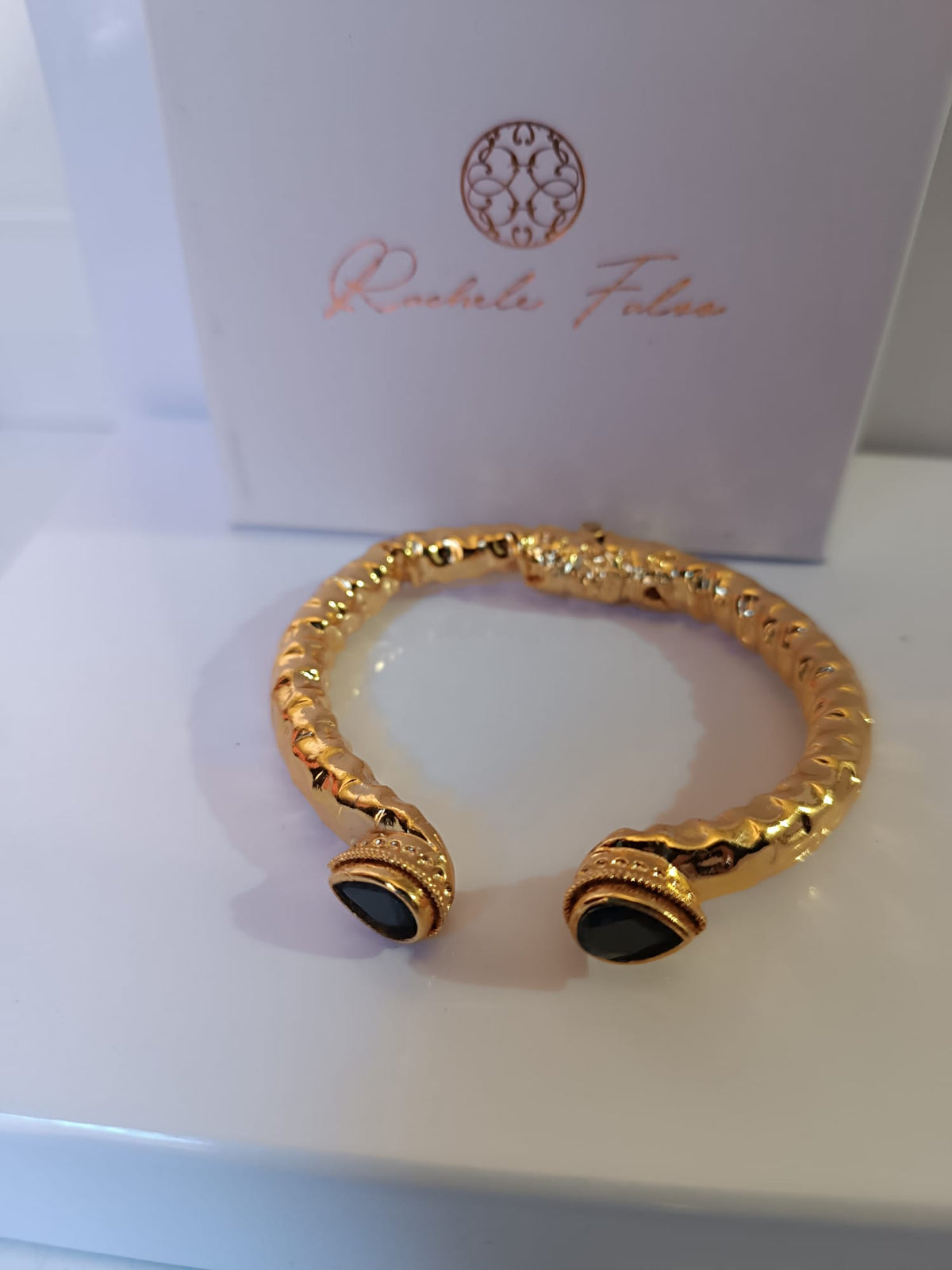 Spettacolare bracciale rigido in stile etrusco bizantino in oro su bronzo con terminali a goccia e onice nero sfaccettato
