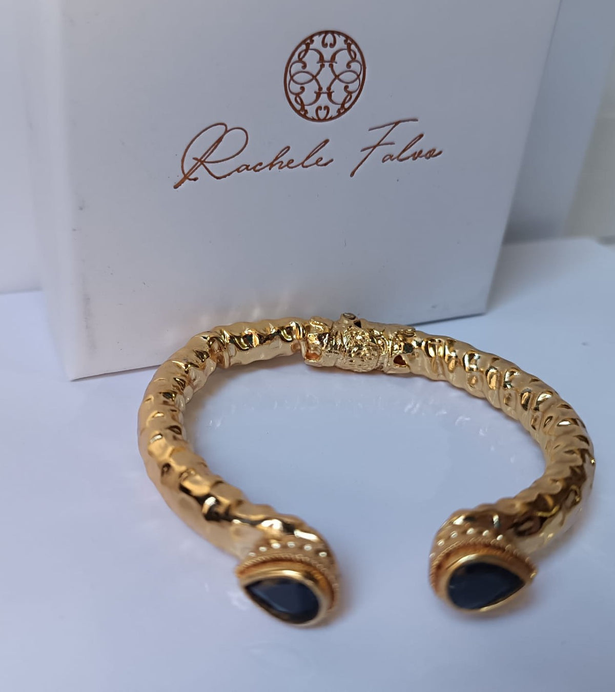 Spettacolare bracciale rigido in stile etrusco bizantino in oro su bronzo con terminali a goccia e onice nero sfaccettato
