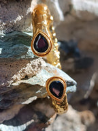 Spettacolare bracciale rigido in stile etrusco bizantino in oro su bronzo con terminali a goccia e onice nero sfaccettato
