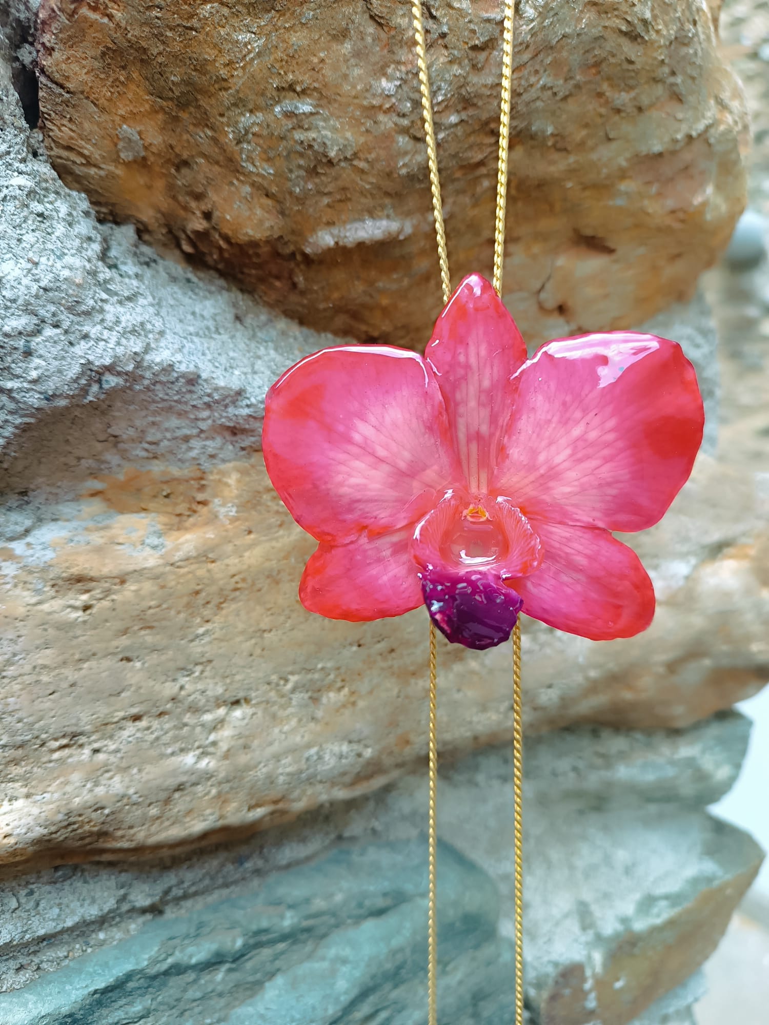 collana orchidea dendrobium rosso aragosta resina saliscendi oro regolabile elegante