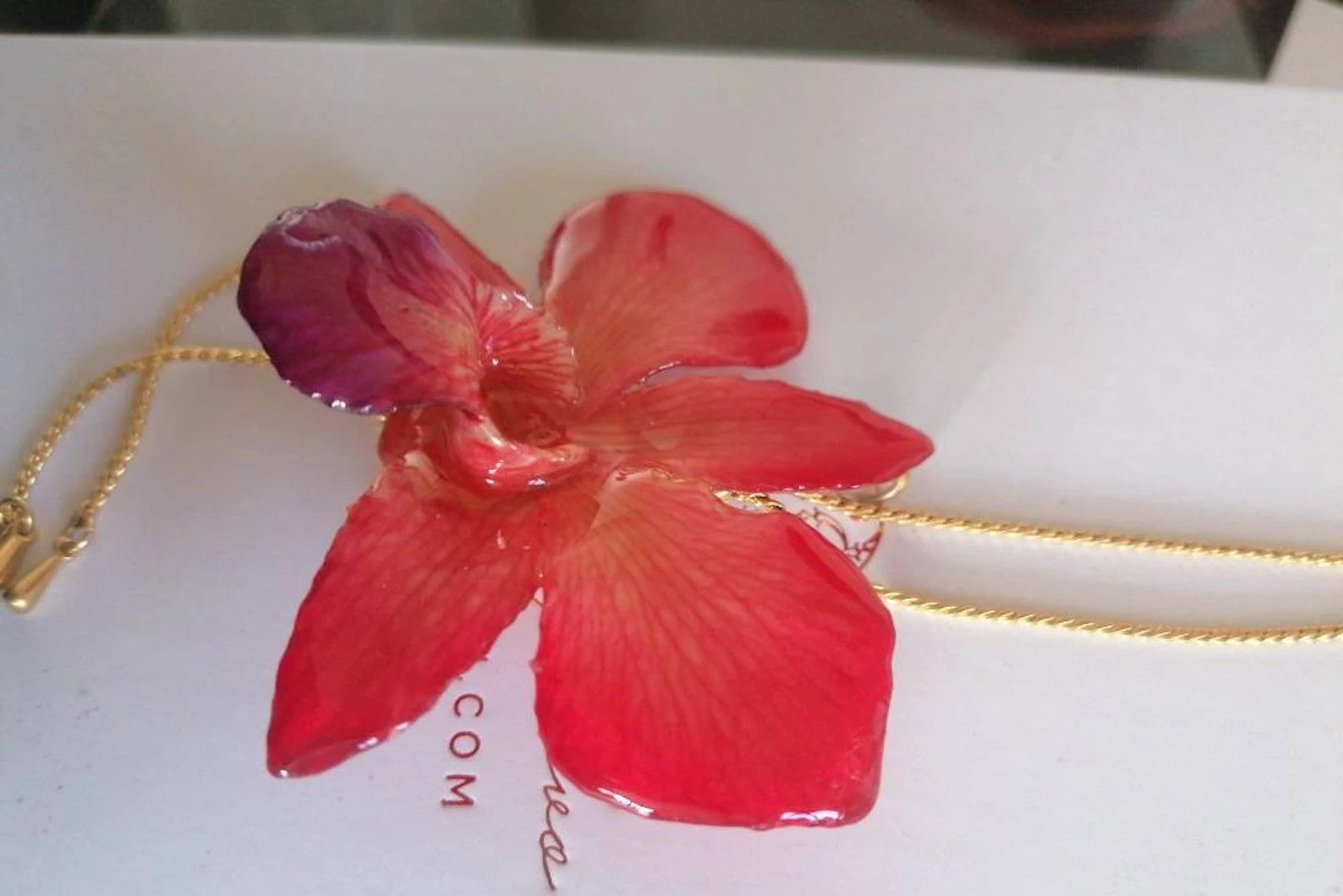 Collana Orchidea Dendrobium Rosso Aragosta in Resina con Saliscendi Oro Regolabile – Gioiello Botanico