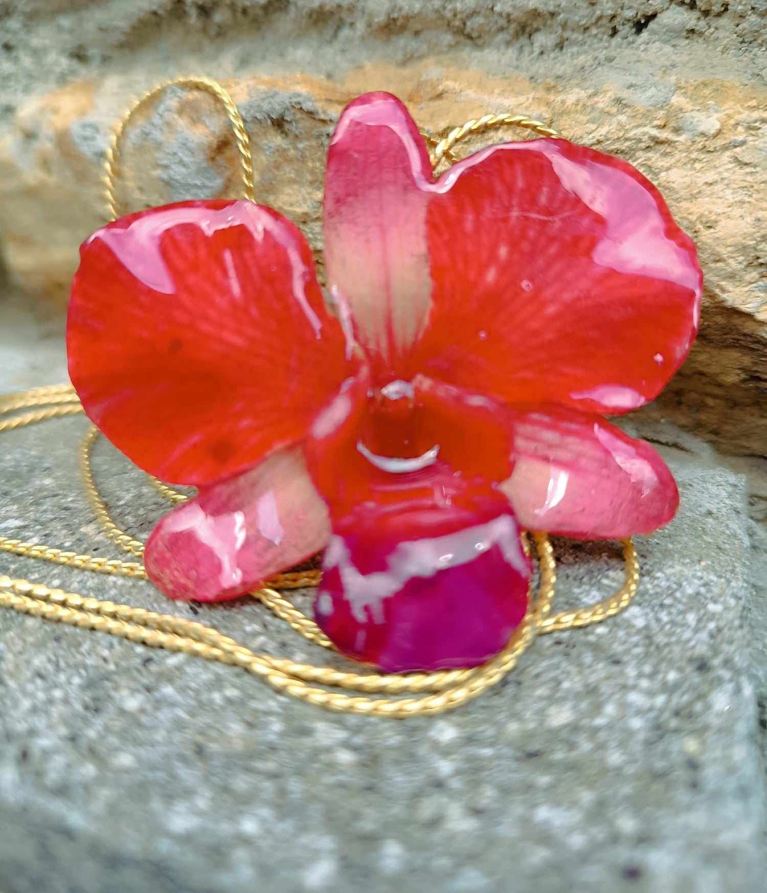 collana orchidea dendrobium rosso aragosta resina saliscendi oro regolabile elegante