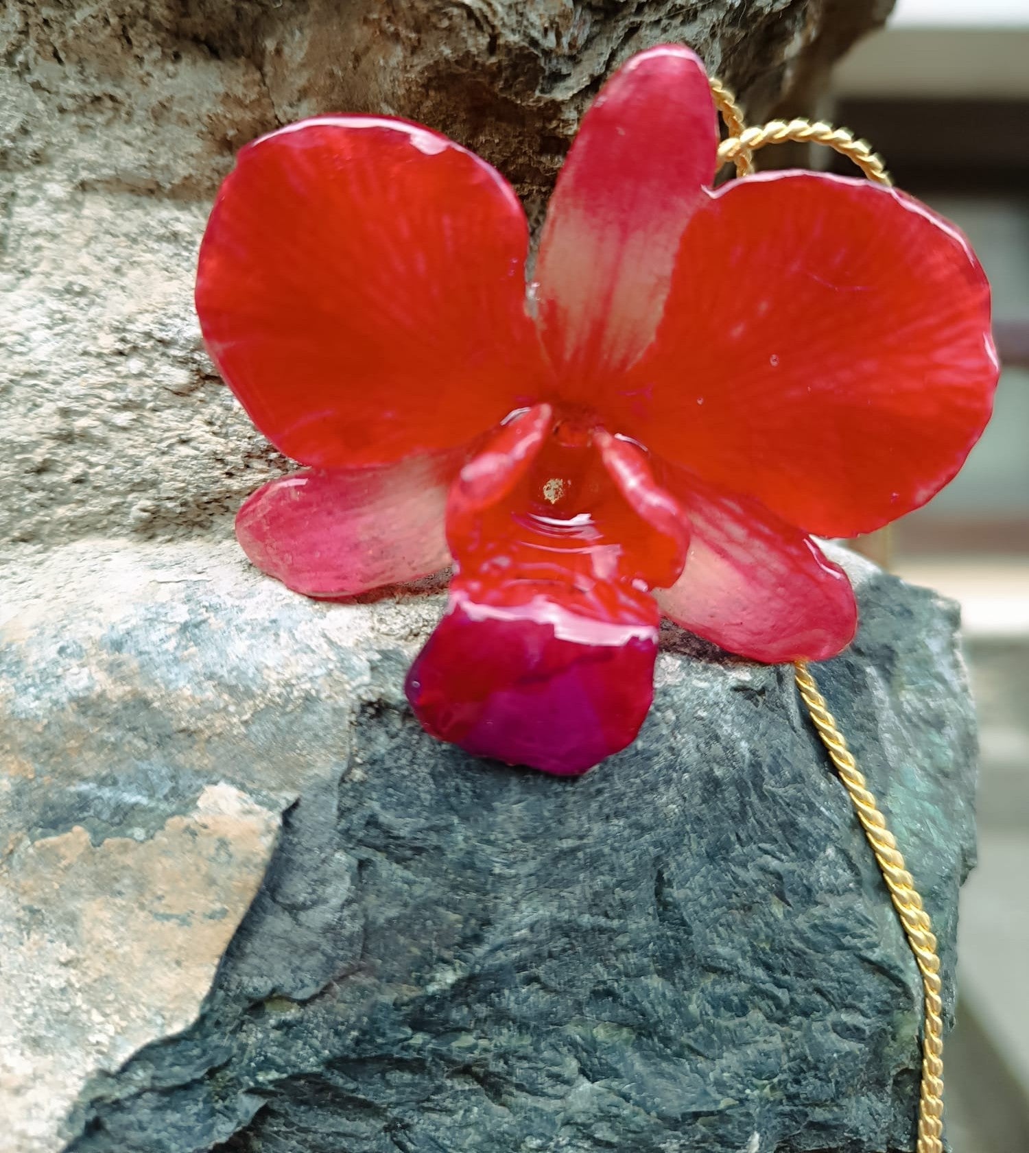 collana orchidea dendrobium rosso aragosta resina saliscendi oro regolabile elegante