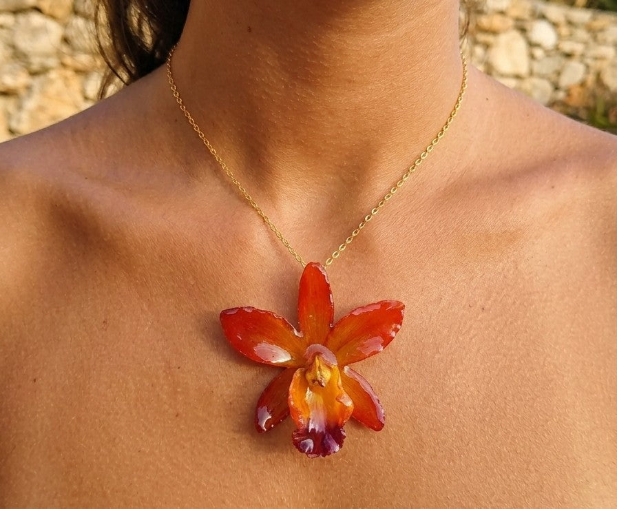 Collana Orchidea Cattleya, Ciondolo Fiore Marrone Arancio in Resina, Gioielli Botanici Acciaio Oro Argento, Regalo Elegante, Pezzo Unico