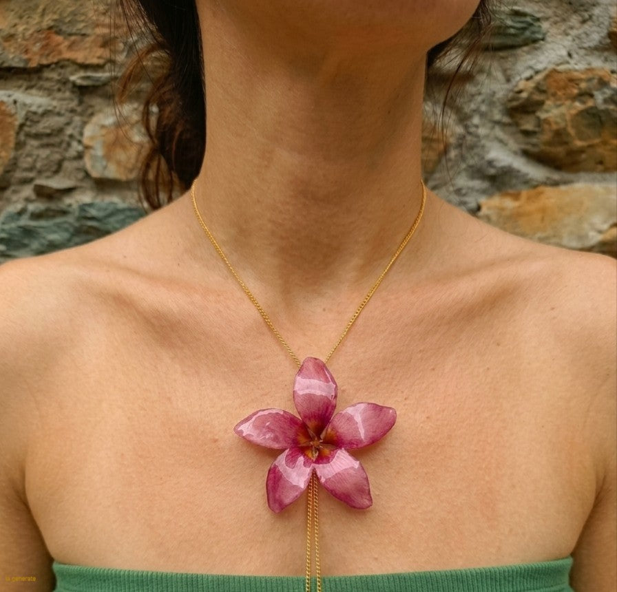 Collana artigianale saliscendi con vera Plumeria  in resina