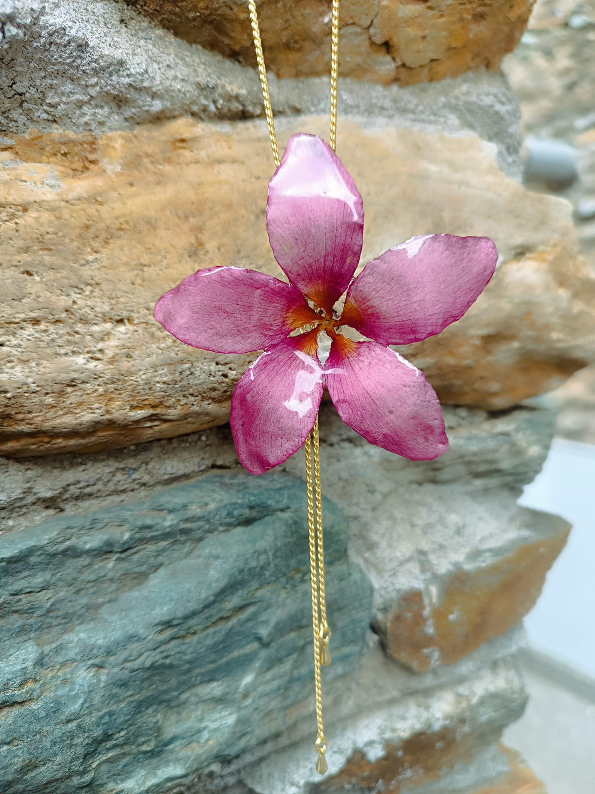 Collana artigianale saliscendi con vera Plumeria  in resina