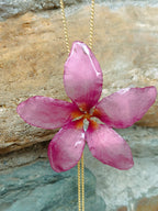 Collana artigianale saliscendi con vera Plumeria  in resina