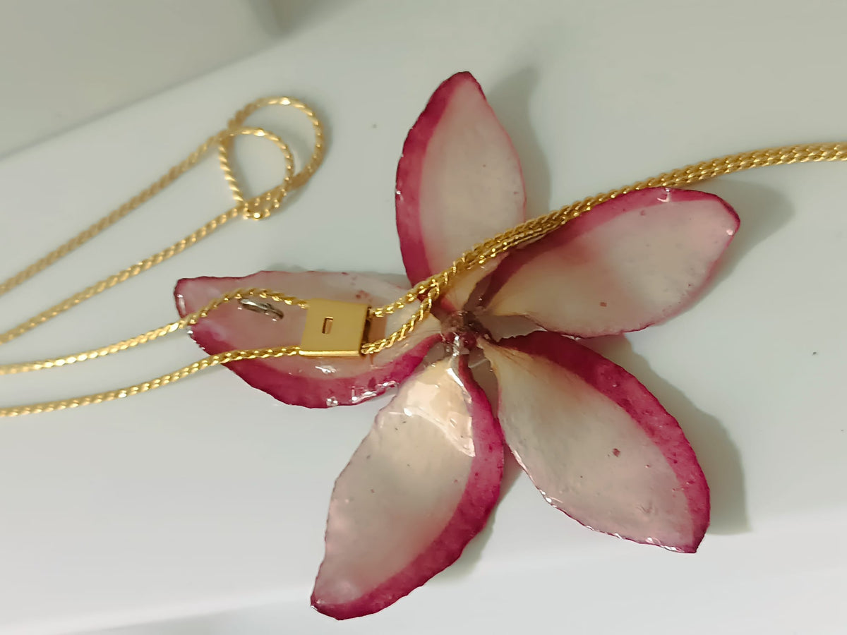 Collana artigianale saliscendi con vera Plumeria  in resina