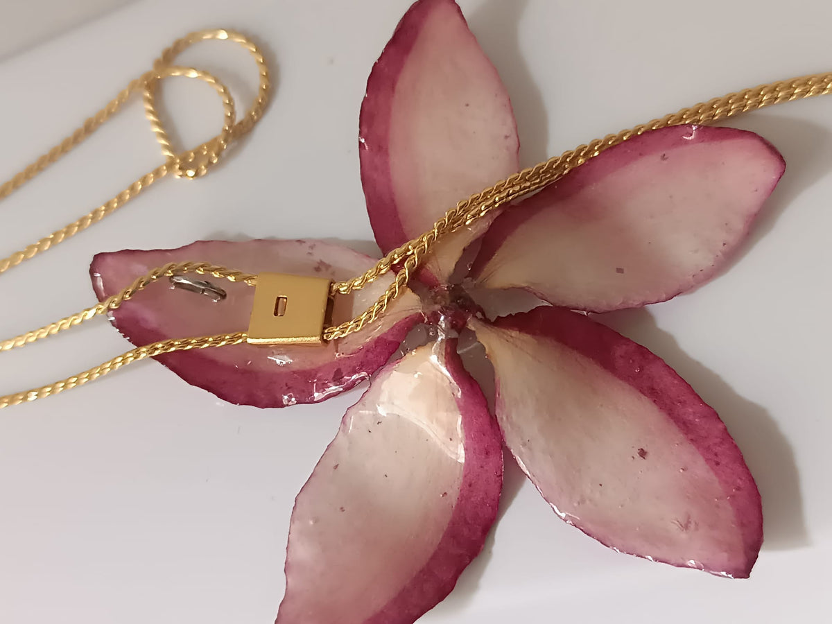 Collana artigianale saliscendi con vera Plumeria  in resina
