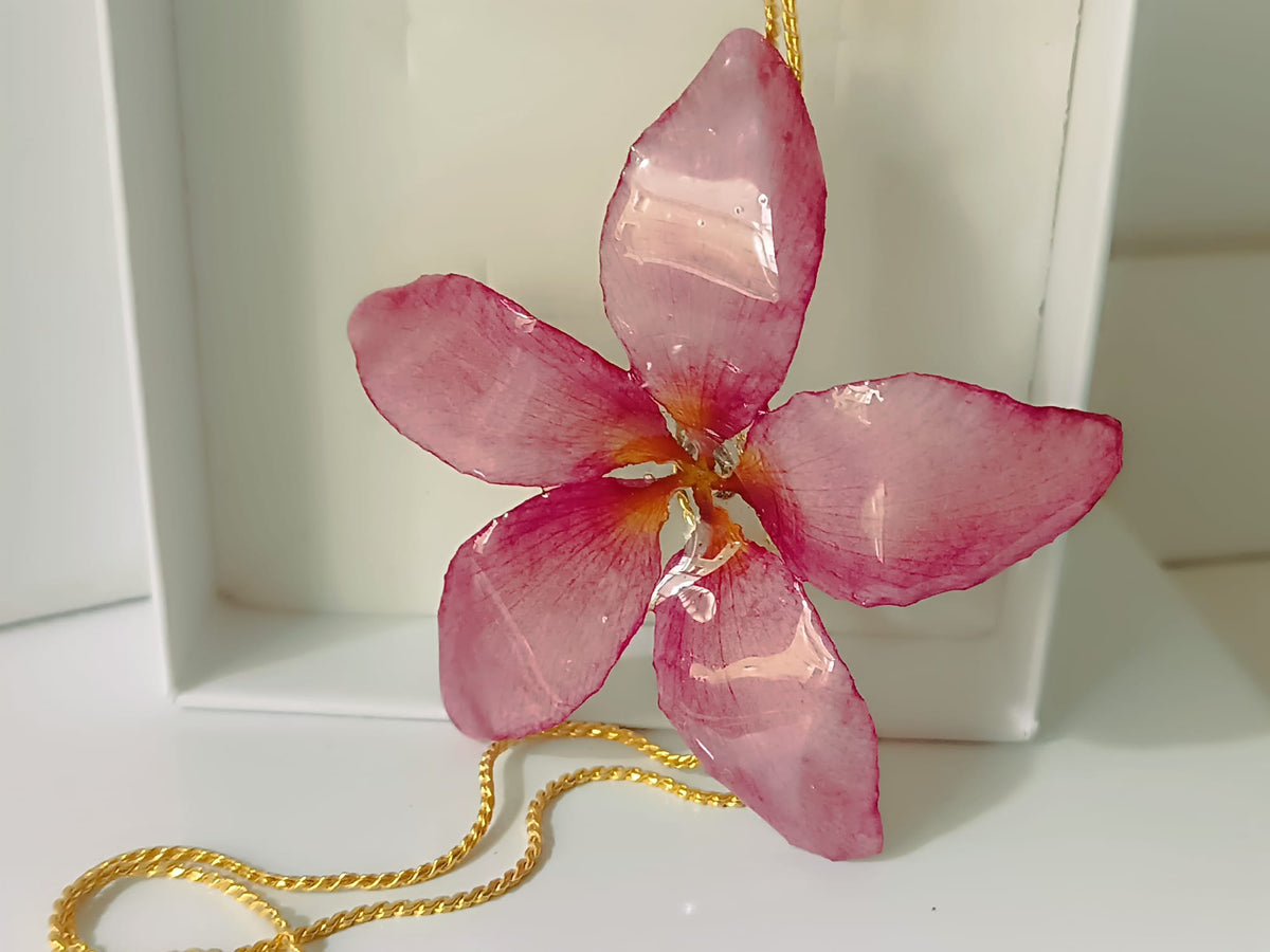 Collana artigianale saliscendi con vera Plumeria  in resina