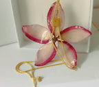 Collana artigianale saliscendi con vera Plumeria  in resina