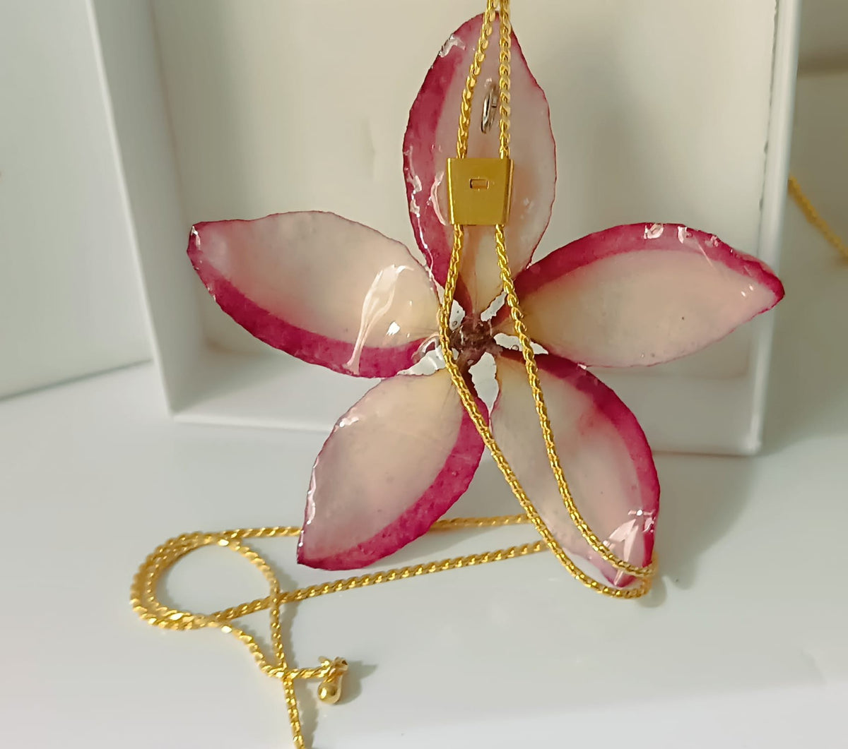 Collana artigianale saliscendi con vera Plumeria  in resina