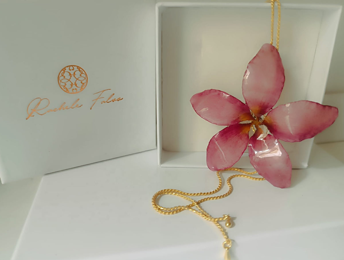 Collana artigianale saliscendi con vera Plumeria  in resina