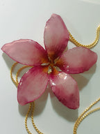 Collana artigianale saliscendi con vera Plumeria  in resina