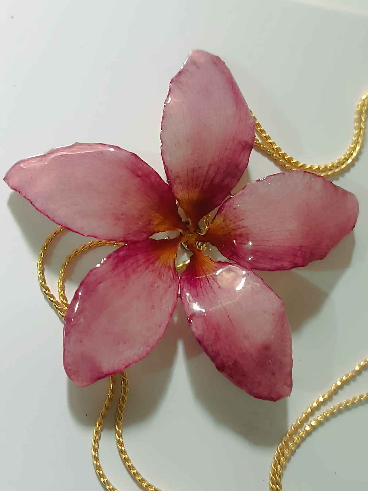 Collana artigianale saliscendi con vera Plumeria  in resina