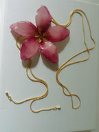 Collana artigianale saliscendi con vera Plumeria  in resina