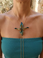 Collana saliscendi regolabile da 83 cm in bronzo dorato con pendente floreale di vera orchidea Paphiopedilum in resina
