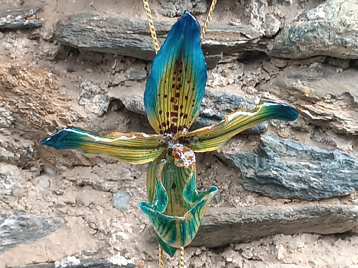 Collana saliscendi regolabile da 83 cm in bronzo dorato con pendente floreale di vera orchidea Paphiopedilum in resina