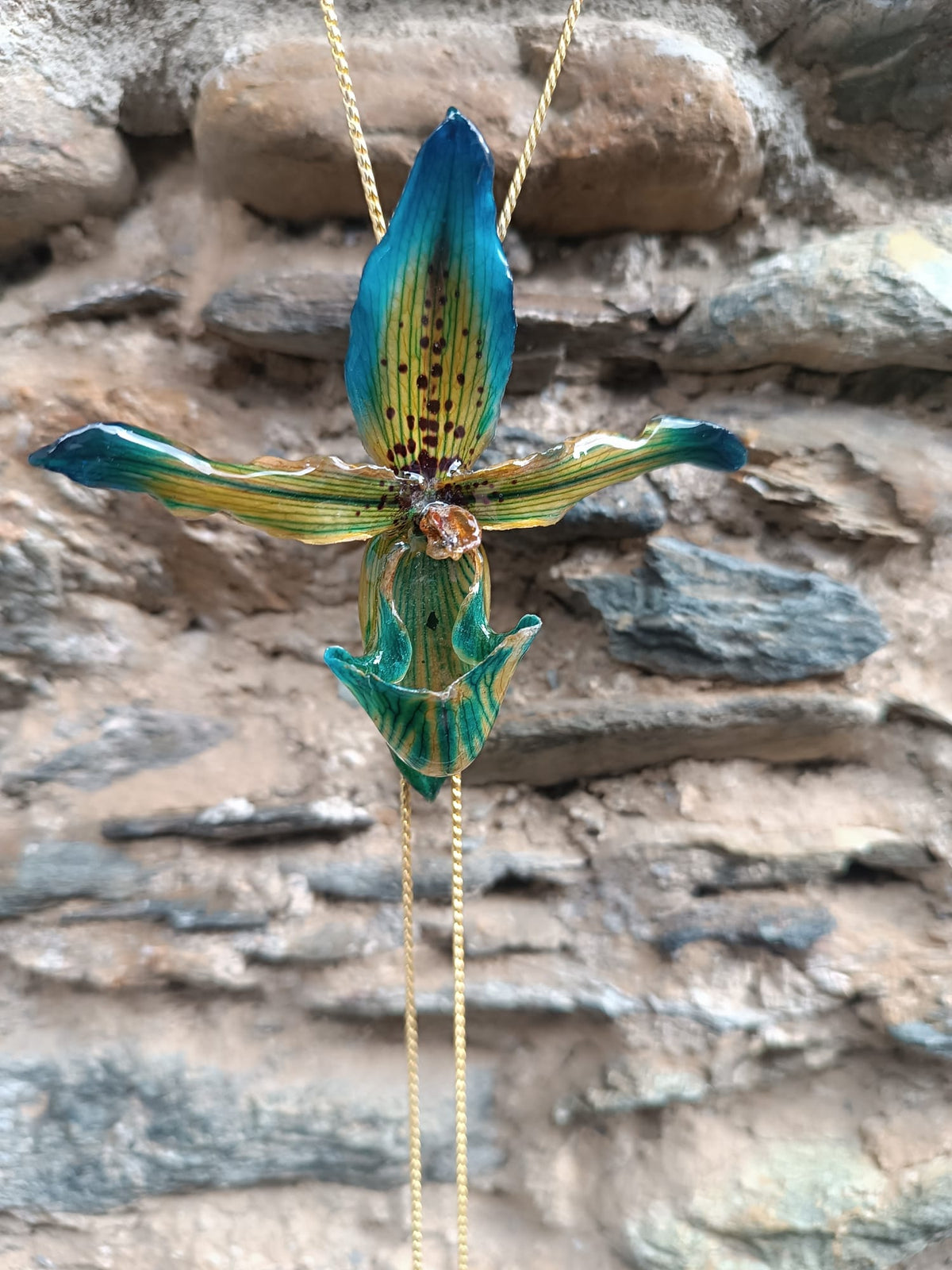 Collana saliscendi regolabile da 83 cm in bronzo dorato con pendente floreale di vera orchidea Paphiopedilum in resina