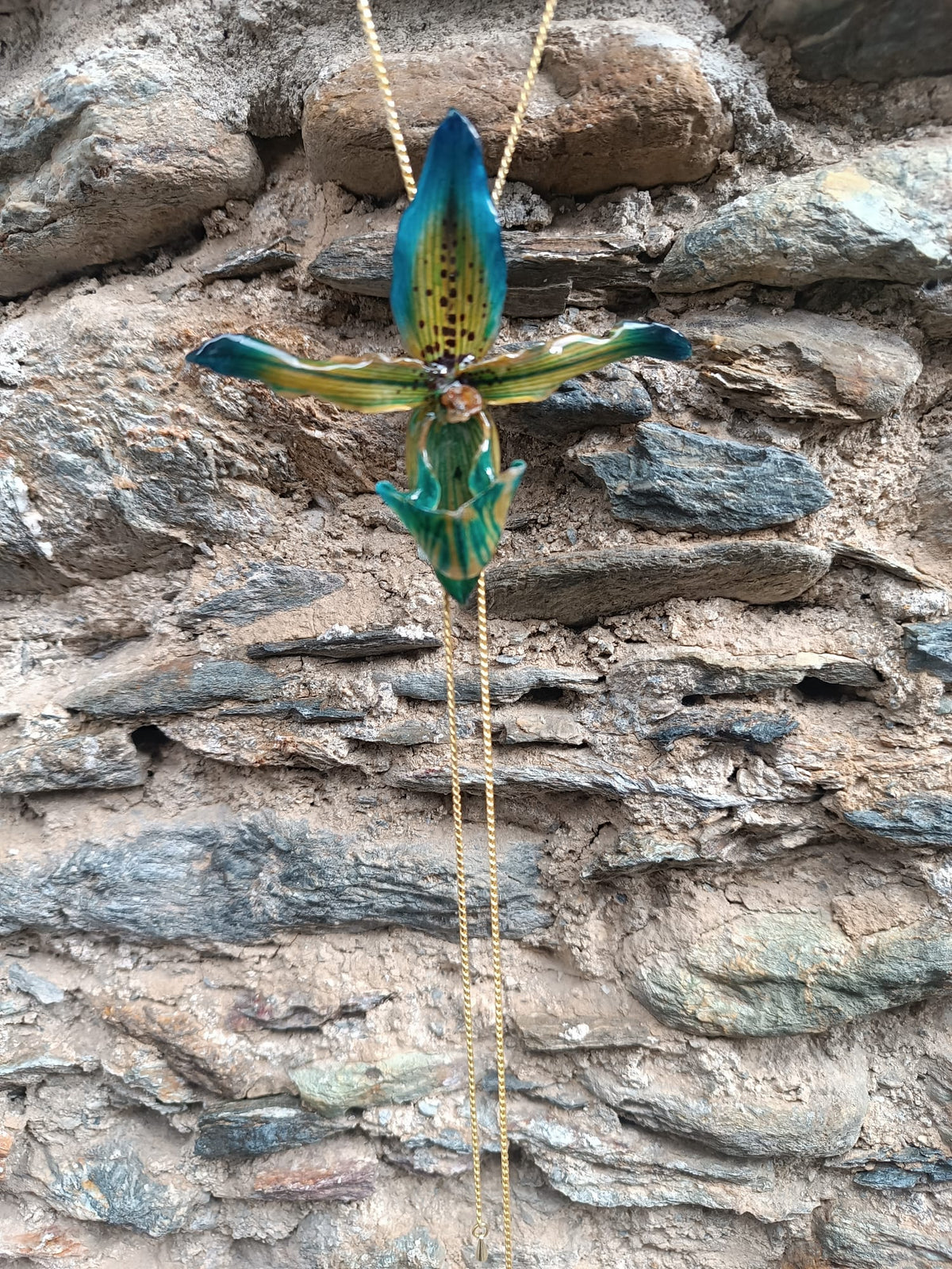 Collana saliscendi regolabile da 83 cm in bronzo dorato con pendente floreale di vera orchidea Paphiopedilum in resina