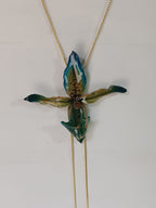 Collana saliscendi regolabile da 83 cm in bronzo dorato con pendente floreale di vera orchidea Paphiopedilum in resina