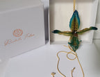 Collana saliscendi regolabile da 83 cm in bronzo dorato con pendente floreale di vera orchidea Paphiopedilum in resina