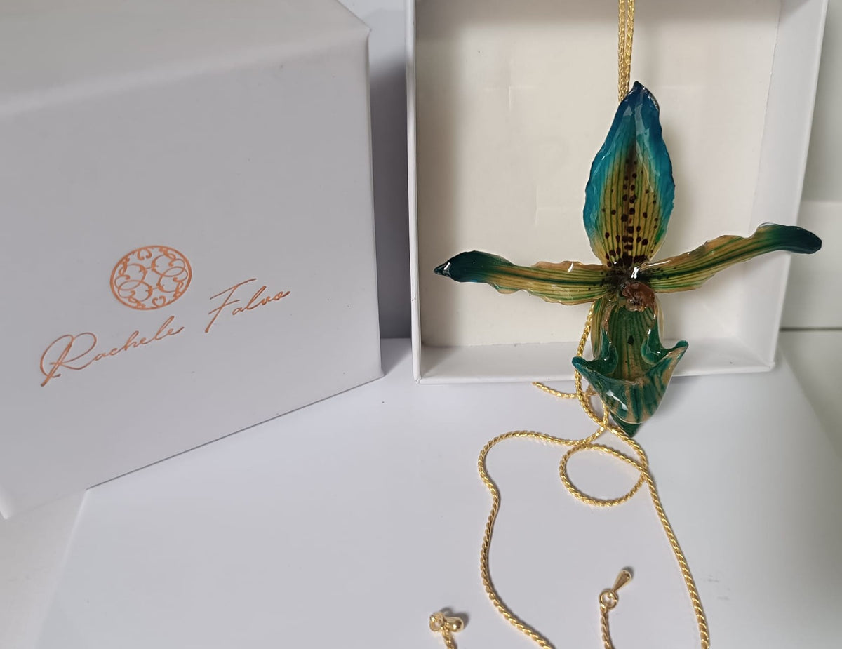 Collana saliscendi regolabile da 83 cm in bronzo dorato con pendente floreale di vera orchidea Paphiopedilum in resina