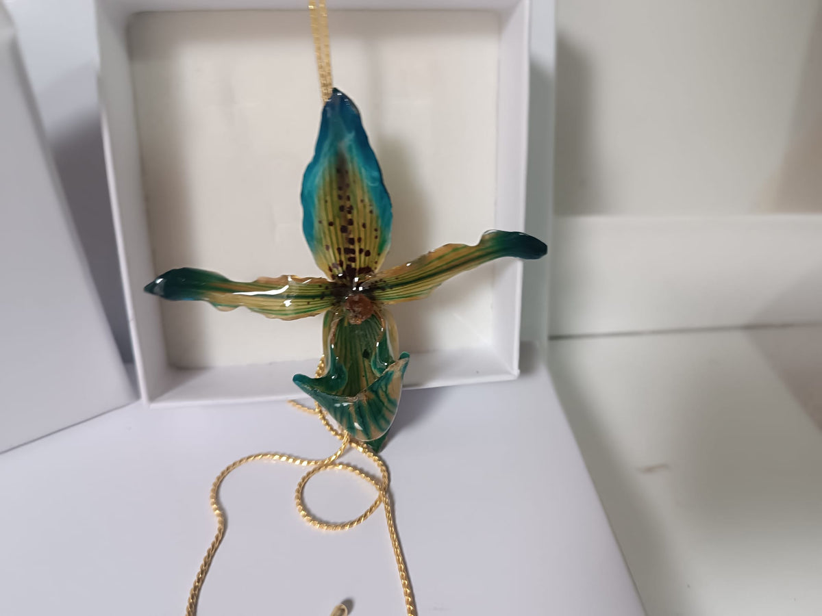 Collana saliscendi regolabile da 83 cm in bronzo dorato con pendente floreale di vera orchidea Paphiopedilum in resina