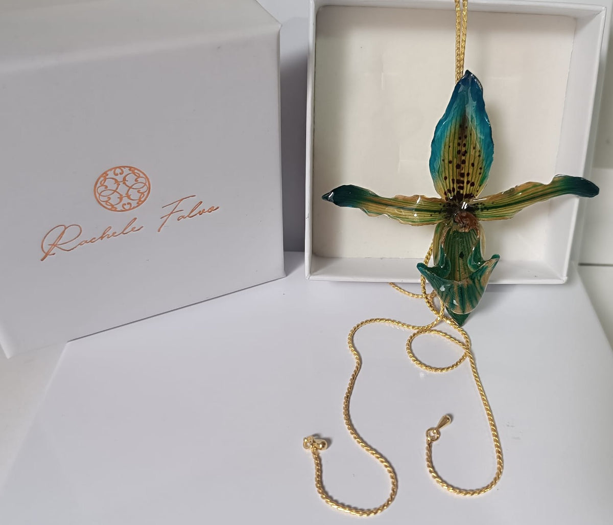 Collana saliscendi regolabile da 83 cm in bronzo dorato con pendente floreale di vera orchidea Paphiopedilum in resina