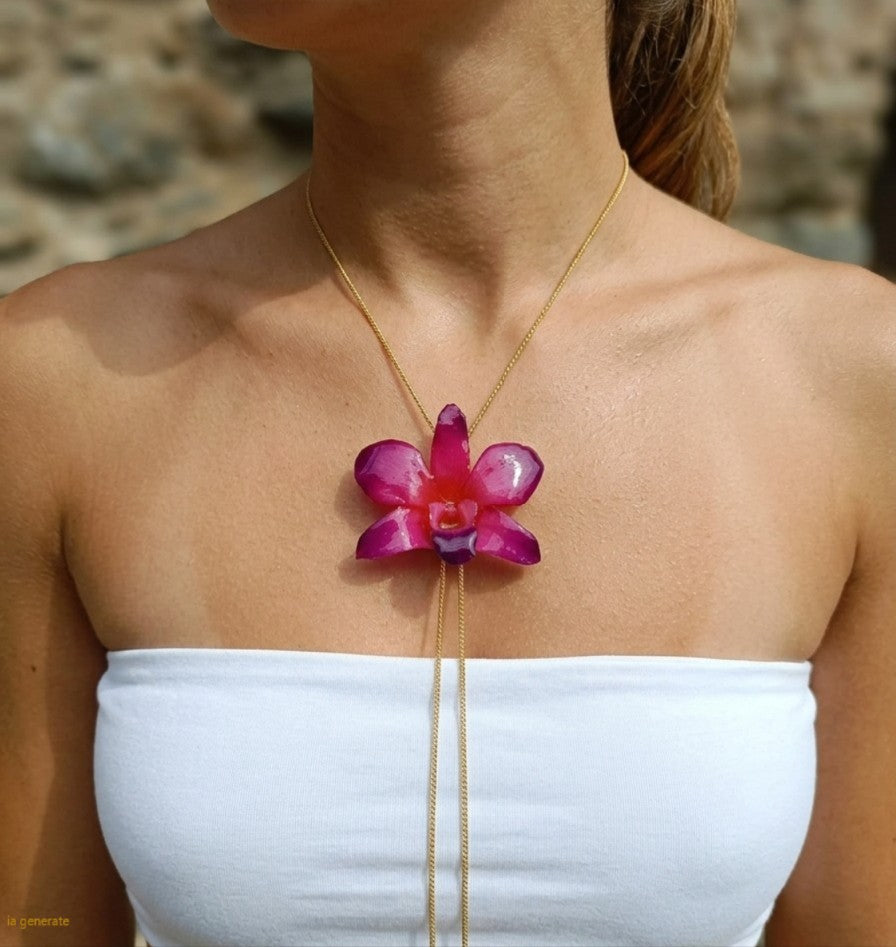 Collana saliscendi regolabile in oro su bronzo con ciondolo in vera orchidea Dendrobium fucsia - viola