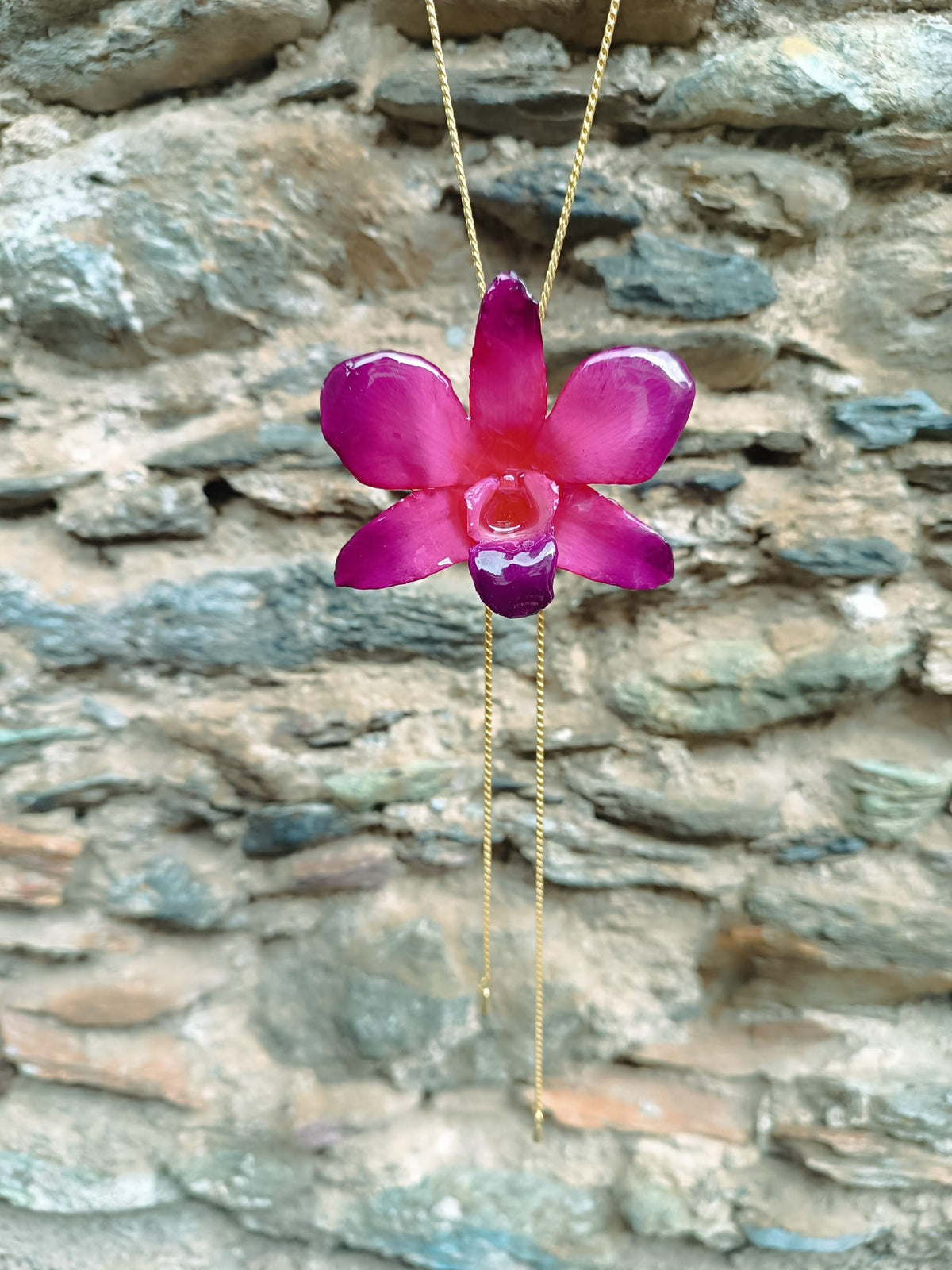 Collana saliscendi regolabile in oro su bronzo con ciondolo in vera orchidea Dendrobium fucsia - viola