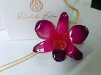 Collana saliscendi regolabile in oro su bronzo con ciondolo in vera orchidea Dendrobium fucsia - viola