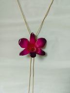 Collana saliscendi regolabile in oro su bronzo con ciondolo in vera orchidea Dendrobium fucsia - viola