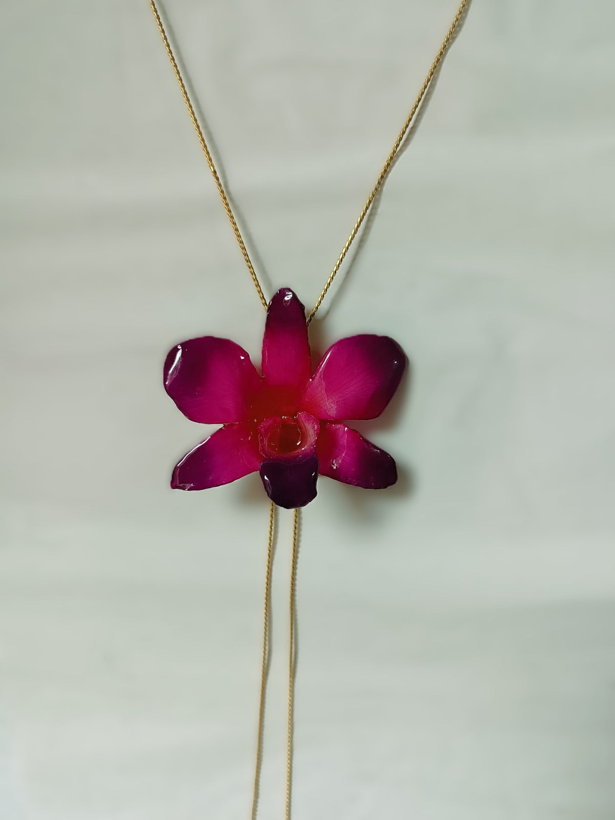 Collana saliscendi regolabile in oro su bronzo con ciondolo in vera orchidea Dendrobium fucsia - viola