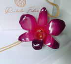 Collana saliscendi regolabile in oro su bronzo con ciondolo in vera orchidea Dendrobium fucsia - viola
