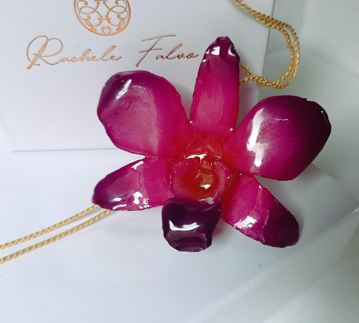 Collana saliscendi regolabile in oro su bronzo con ciondolo in vera orchidea Dendrobium fucsia - viola
