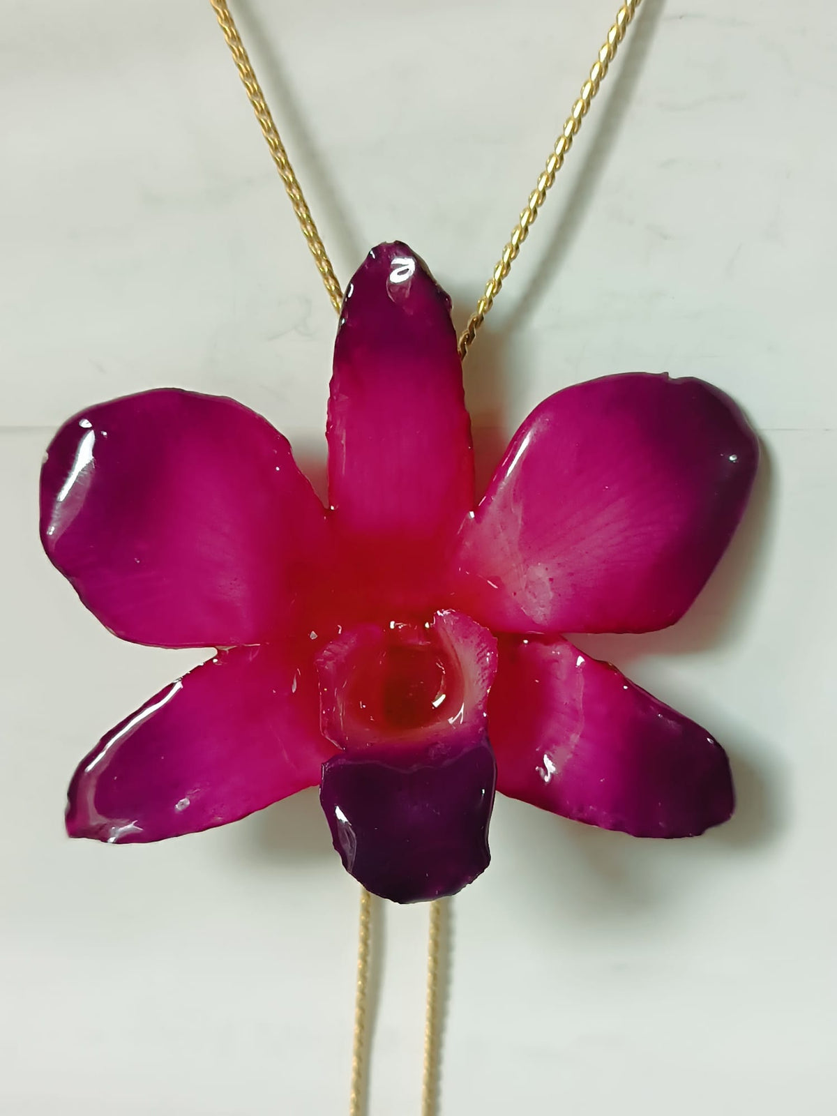 Collana saliscendi regolabile in oro su bronzo con ciondolo in vera orchidea Dendrobium fucsia - viola