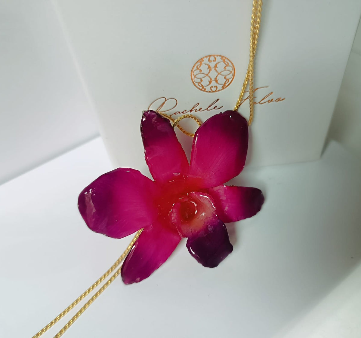 Collana saliscendi regolabile in oro su bronzo con ciondolo in vera orchidea Dendrobium fucsia - viola